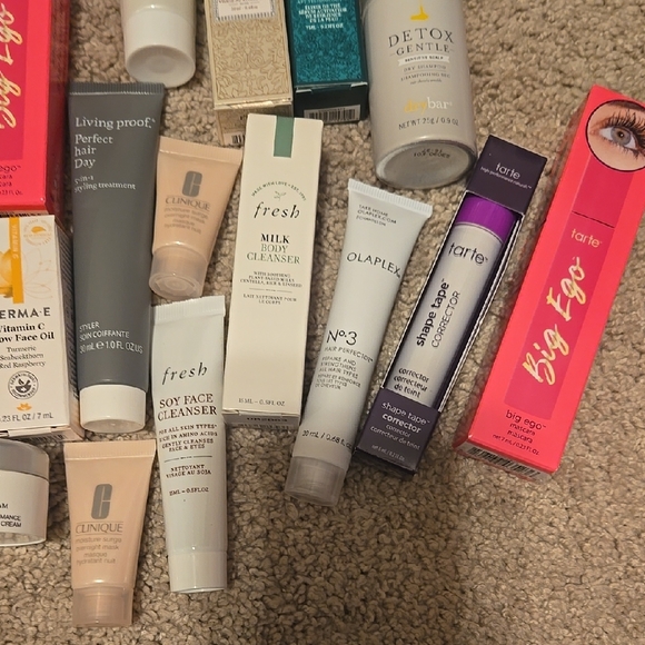 Assorted Skincare and Makeup Collection - Picture 7 of 7